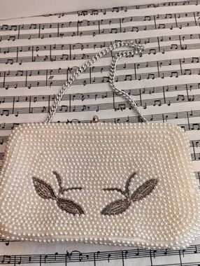 Vintage Pearl-Embellished Ivory Evening Clutch with Silver Chain Japan